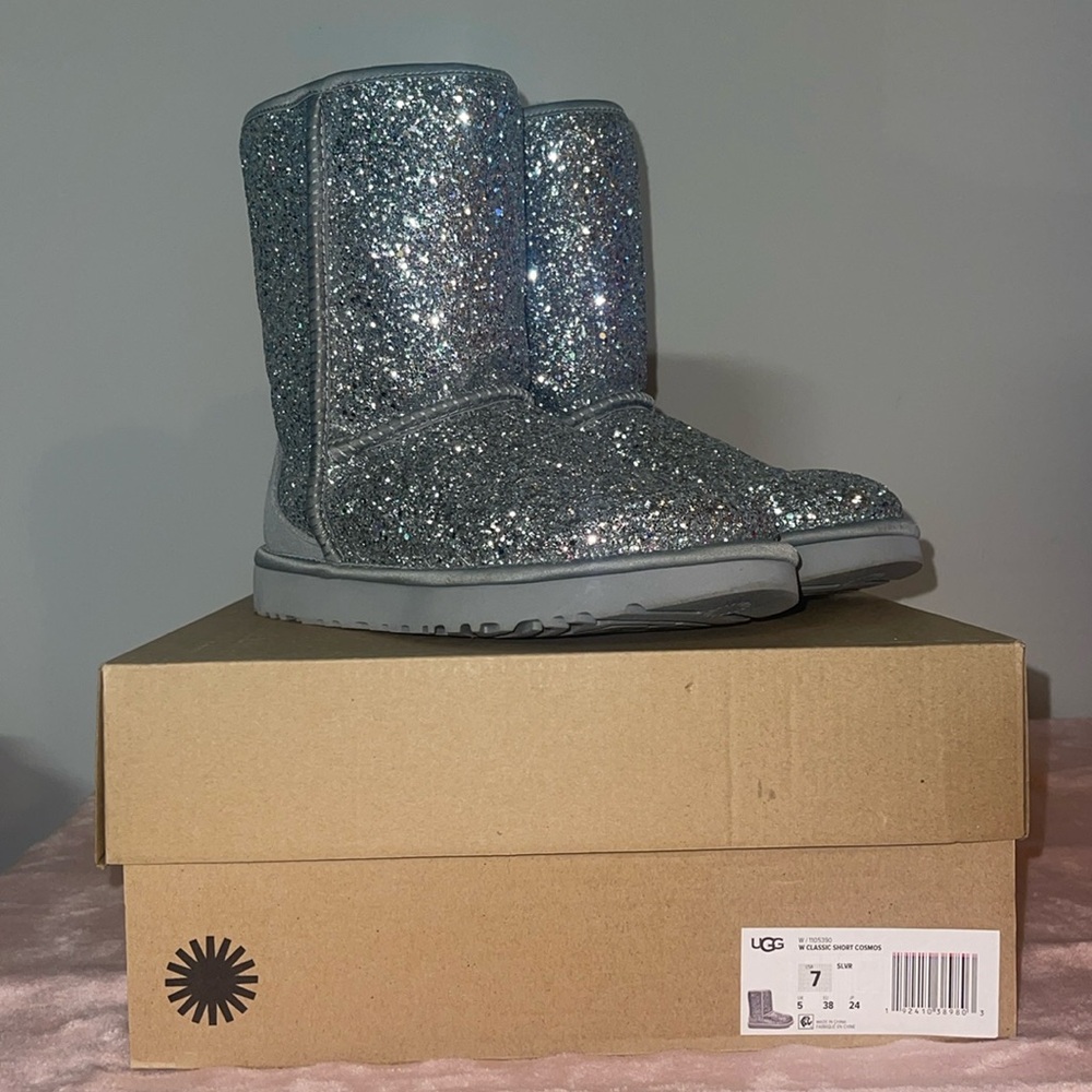 Sz 7 Classic Silver Glitter Ugg Boots Like New